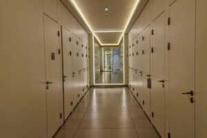 Úzká dlouhá chodba zakončená velkým zrcadlem vytváří silný tunelový a nekonečný efekt.