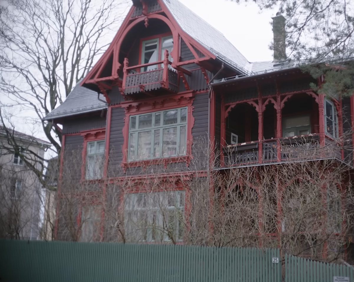 Vila z filmu Citová hodnota kombinuje chladný modernismus s tmavým dřevem a architekturou, která ve filmu zesiluje napětí mezi postavami.