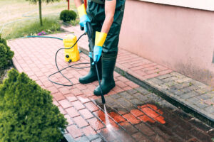 Vysokotlaký čistič dokáže rychle odstranit zašlou špínu a mech z venkovní zámkové dlažby.