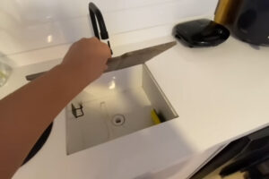 Zakrytý hluboký dřez v kuchyni po zavření funguje jako další pracovní plocha pro vaření.