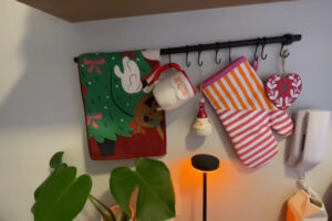 Praktické háčky v kuchyni slouží jako dekorace i úložný prostor pro drobnosti a textilie.