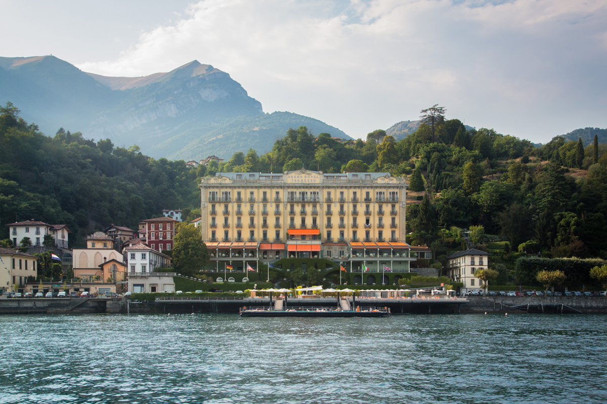 Historický hotel u jezera Como připomíná romantickou atmosféru filmových kulis a luxusních evropských sídel z klasických filmů.