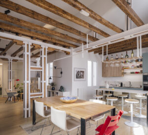 Podkrovní byt měl sedm sklonů střechy a minimum světla. Architekti z nevýhody udělali hlavní přednost