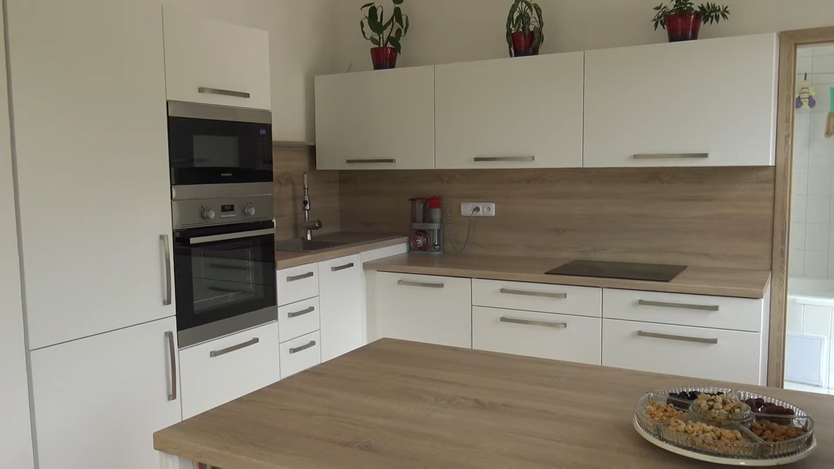 Moderní kuchyňská linka s vestavnými spotřebiči a ergonomickým uspořádáním zlepšuje funkčnost každodenního provozu.