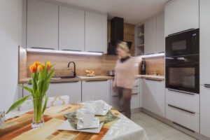 Moderní kuchyně s dřevěným dekorem a chytrým uspořádáním usnadnila paní Boženě vaření i pohyb po prostoru.