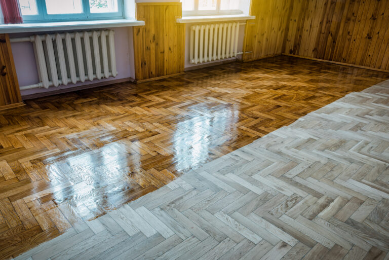 Renovace dřevěné podlahy ukazuje rozdíl mezi původním a nově ošetřeným povrchem po aplikaci ochranné vrstvy.
