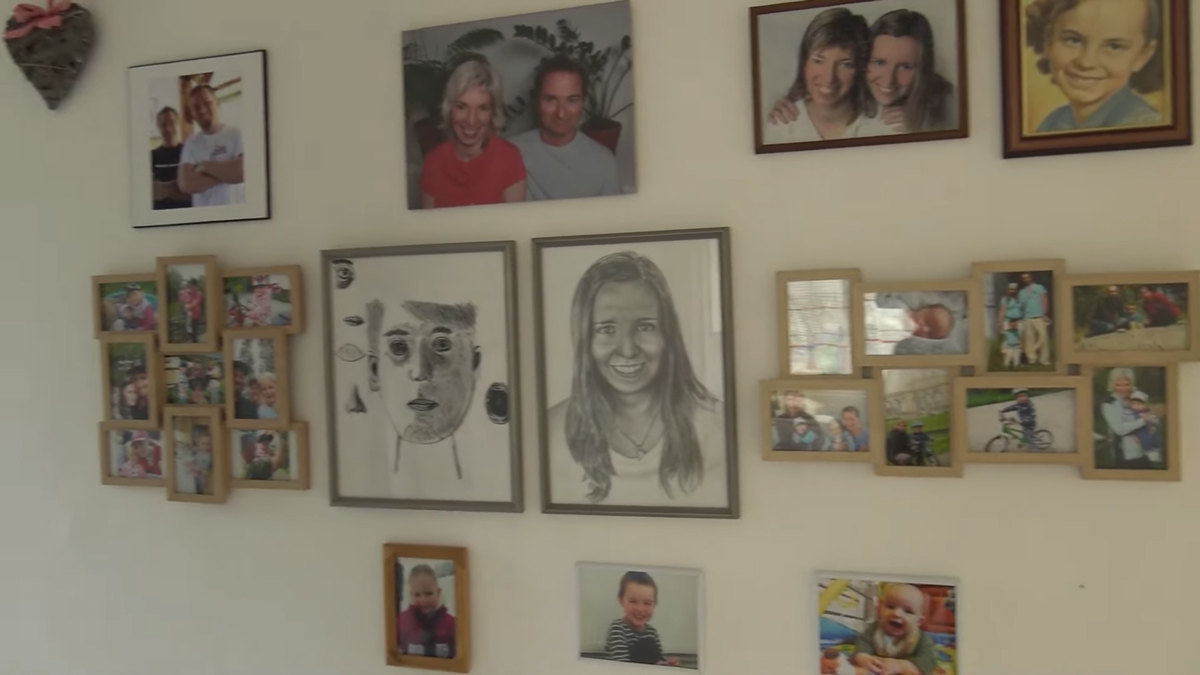 Stěna s rodinnými fotografiemi a kresbami vytváří osobní atmosféru a přináší do interiéru emoce.