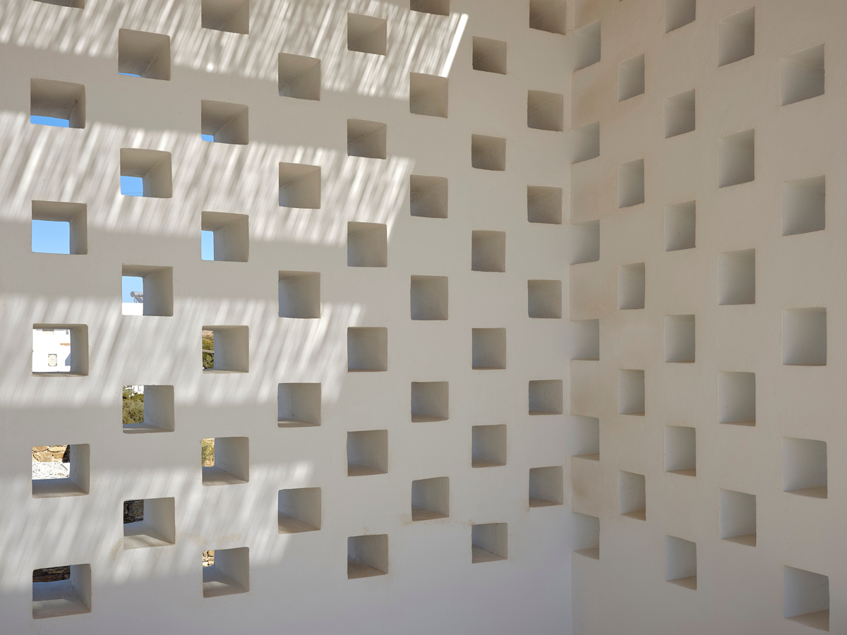 Architektonický detail střechy. Právě tyto promyšlené otvory pomáhají v kombinaci s křížovým větráním udržovat v domě příjemné klima i bez přehnané klimatizace.