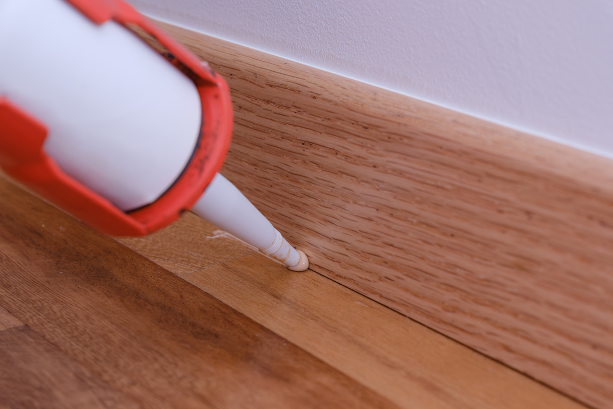 Akrylátový tmel z tuby pomáhá rychle vyplnit drobné mezery a praskliny v dřevěné podlaze bez náročné renovace.