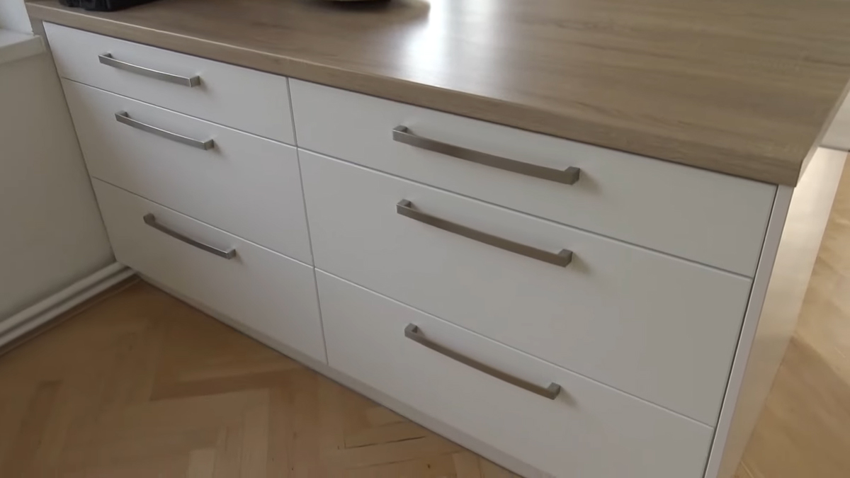 Detail spodních kuchyňských zásuvek s plnovýsuvným systémem ukazuje důraz na ergonomii a praktičnost.