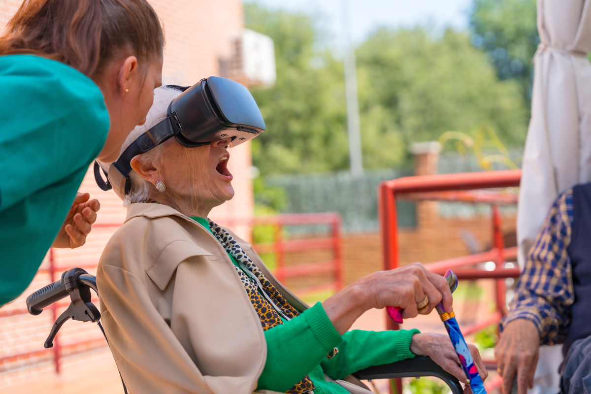 Pacientka s nasazeným VR headsetem prožívá virtuální cestování v rámci terapeutického programu v britské nemocnici.