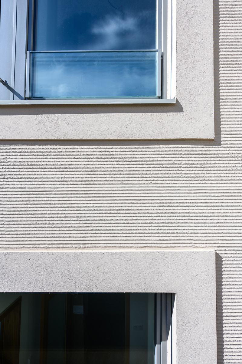 Detail okolí oken na fasádě domu s omítkou Baumit CreativTop ukazuje široké možnosti jejího využití dle přání zadavatele.