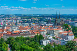 Panoramatický pohled na historické centrum Brna s katedrálou svatého Petra a Pavla a střechami moravské metropole.