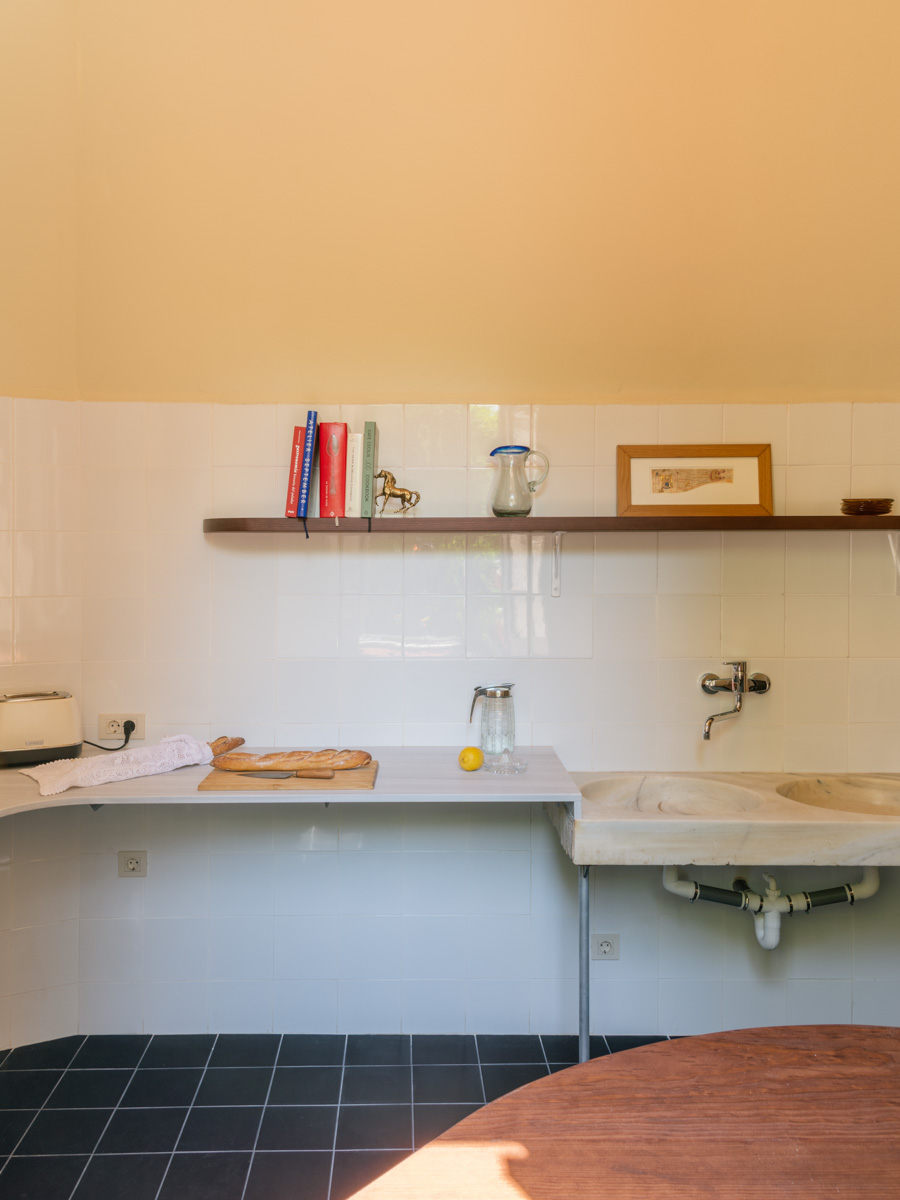 Mramorová pracovní deska a původní dřez doplňují modernizovanou historickou kuchyni Casa Plató.