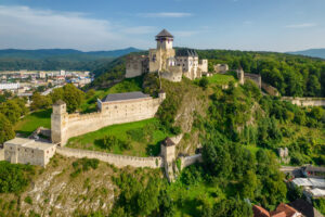 Trenčínský hrad na skalním ostrohu dominuje panoramatu slovenského města Trenčín.