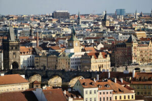 Panorama Prahy, kde je podle Deloitte potřeba přibližně patnáct průměrných ročních platů na pořízení vlastního bytu.