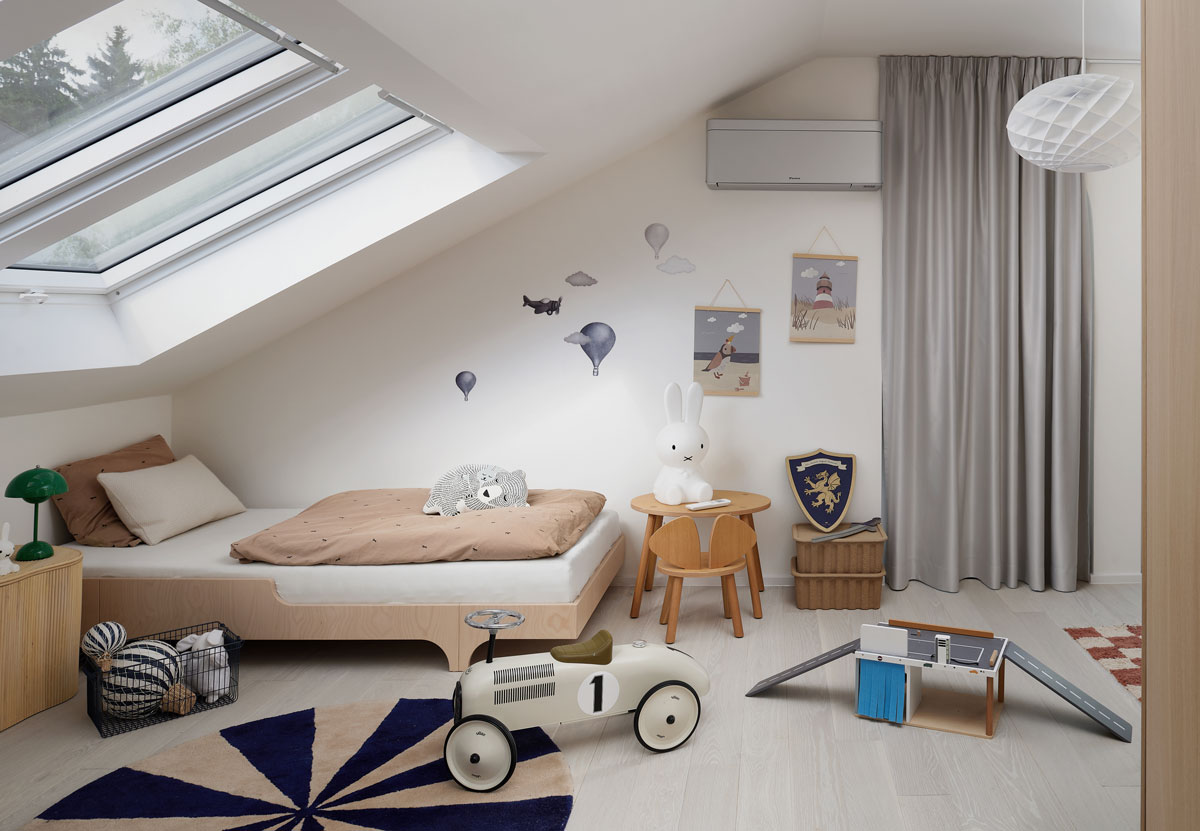 Stavební práce řešili jednotliví dodavatelé, zatímco vybavení interiéru dekoracemi, tapetami a nábytkem pochází z obchodu Salted HOME & KIDS.