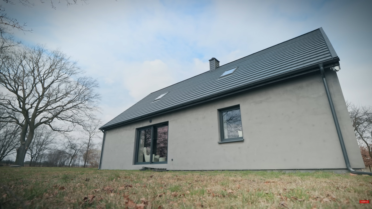 Více než sto let starý venkovský dům po rekonstrukci získal jednoduchou moderní fasádu a novou střechu.