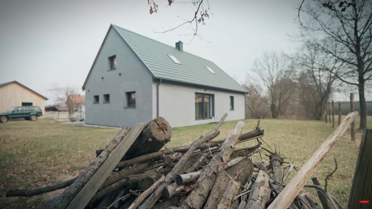 Pohled na zrekonstruovaný dům s rozlehlým pozemkem, který byl součástí původní koupě nemovitosti.
