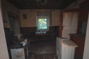 Původní místnost domu před rekonstrukcí byla zaplněná starým vybavením a nesla stopy dlouholeté neúdržby.