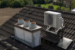 V domě je instalovaná multisplitová klimatizace Daikin Stylish (3 vnitřní a jedna venkovní jednotka na střeše). Střecha a fasáda domu jsou zatím původní.