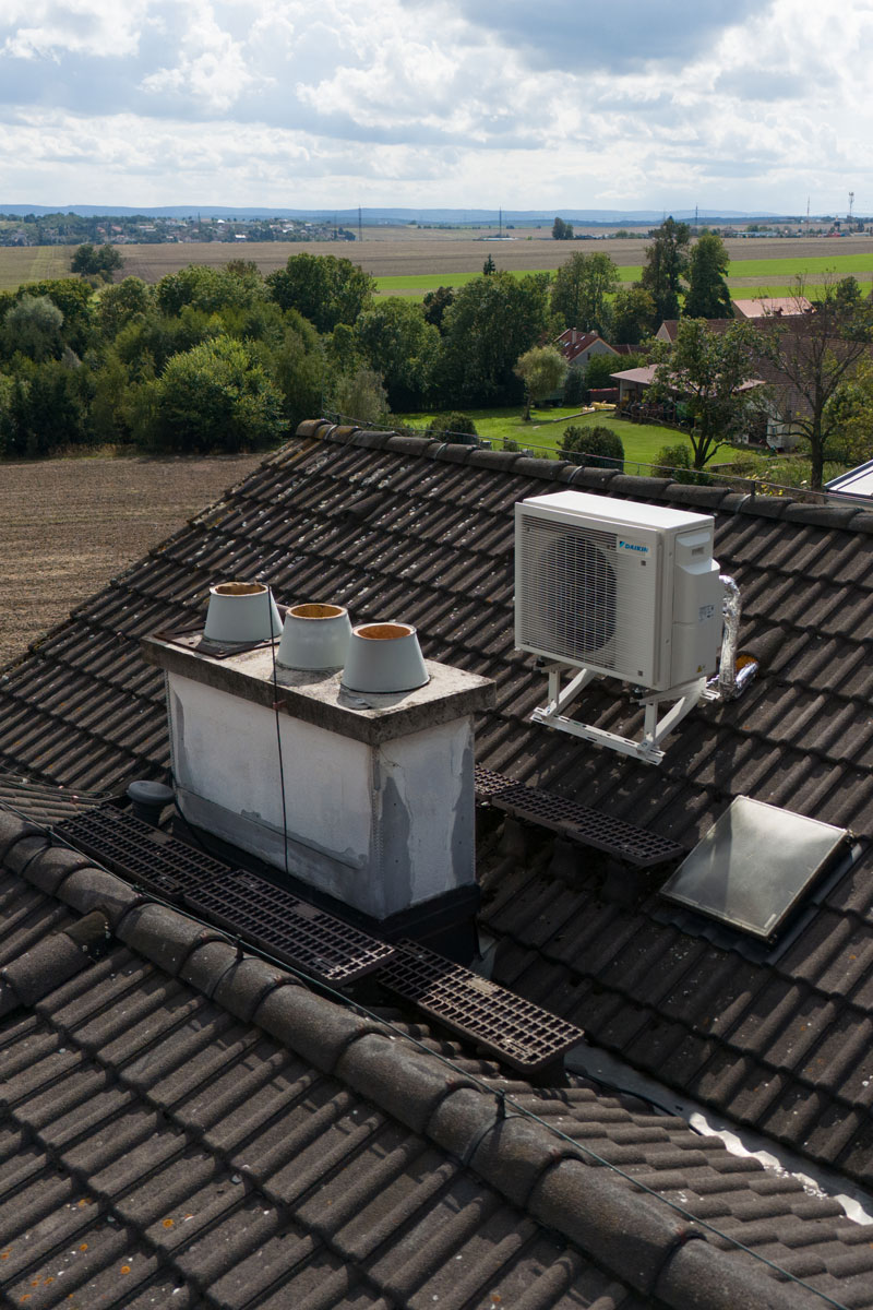 V domě je instalovaná multisplitová klimatizace Daikin Stylish (3 vnitřní a jedna venkovní jednotka na střeše). Střecha a fasáda domu jsou zatím původní.