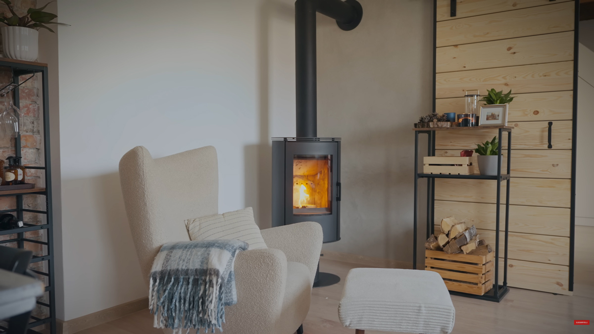 Odpočinkový kout s moderními kamny vytváří příjemné místo pro relaxaci během chladných měsíců.