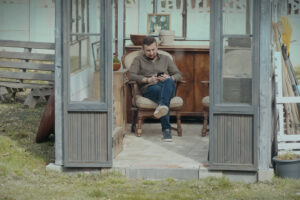 Wojtek odpočívá ve skleníku na pozemku, který byl součástí koupě více než sto let starého domu nedaleko Vratislavi.