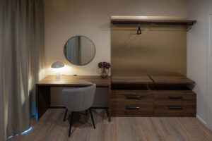 Apartmán - luxusní kombinace dřevodekoru K554 HU Hudson Dub Čokoládový s kovolaminíátem AL06 Bronz (návrh Dáša Laušmanová)