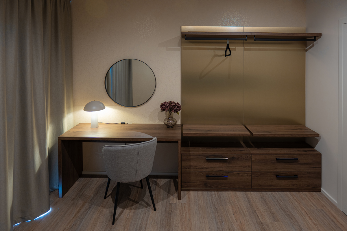 Apartmán - luxusní kombinace dřevodekoru K554 HU Hudson Dub Čokoládový s kovolaminíátem AL06 Bronz (návrh Dáša Laušmanová)