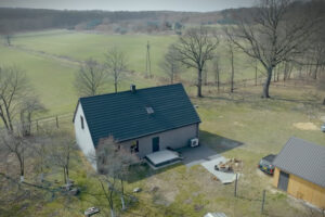 Po rekonstrukci dům navazuje na původní venkovskou architekturu, ale nabízí komfort současného bydlení.