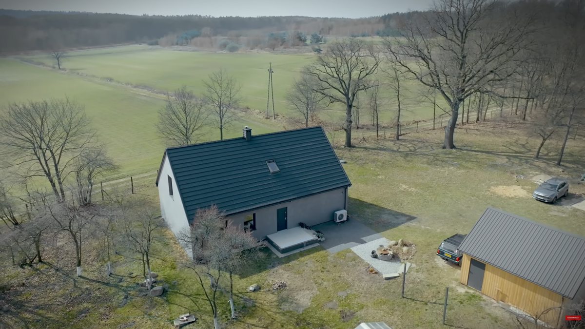 Po rekonstrukci dům navazuje na původní venkovskou architekturu, ale nabízí komfort současného bydlení.