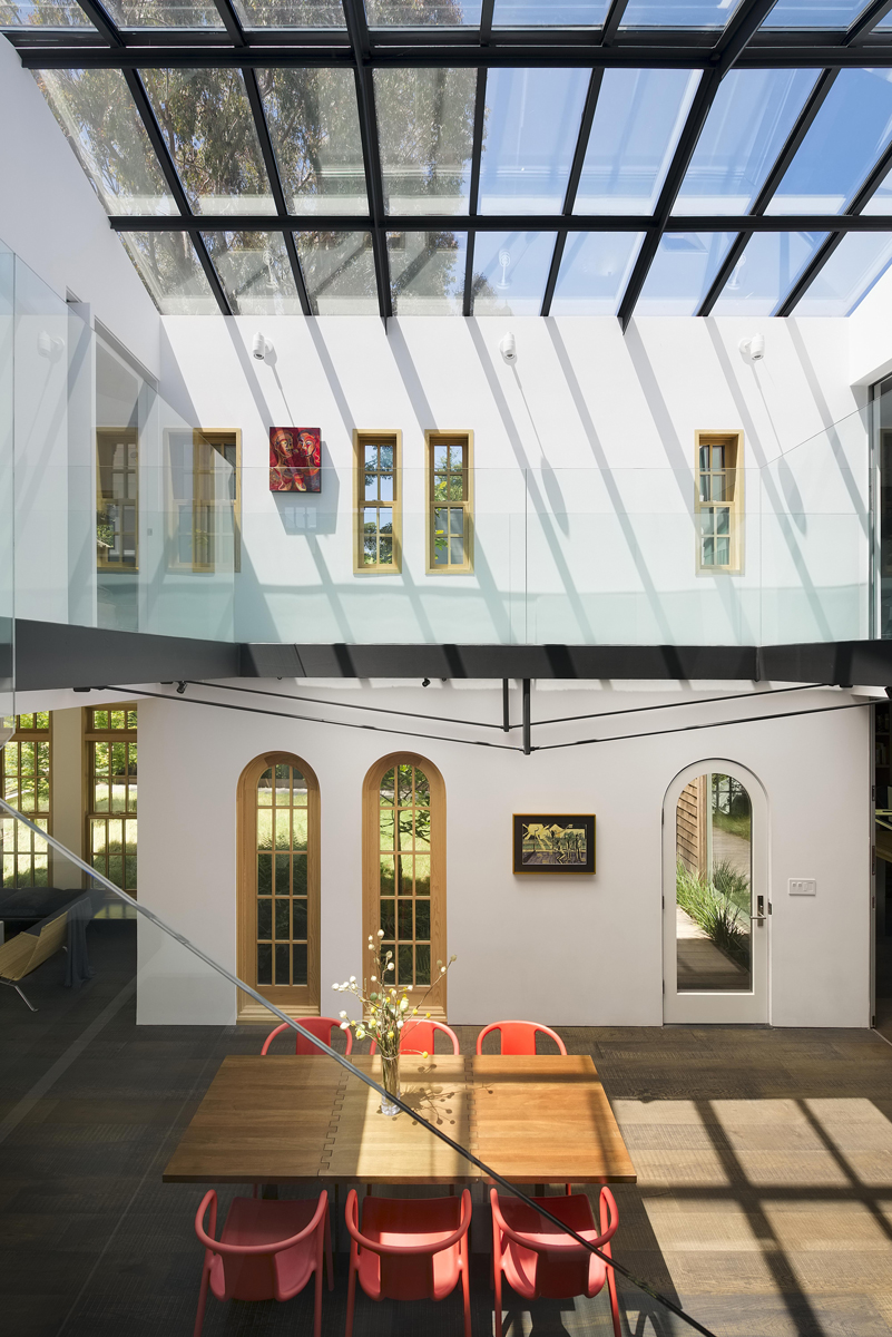 Prosklená galerie s ocelovým mostem propojuje jednotlivá podlaží a současně zachovává otevřenost hlavního obytného prostoru.