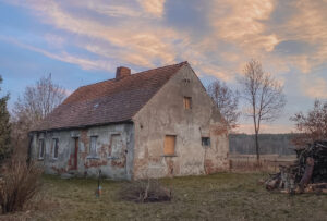 Dva roky práce a renovace za 1,4 milionu. Zarostlá ruina nakonec odhalila nečekanou rodinnou historii