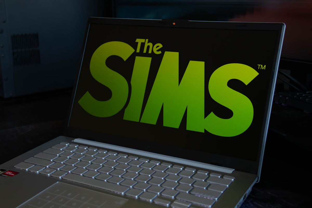 Logo hry The Sims na obrazovce notebooku připomíná jeden z nejúspěšnějších simulátorů života a bydlení všech dob.