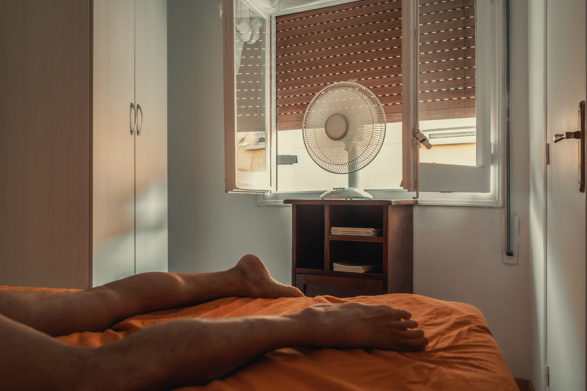 Ventilátor umístěný u otevřeného okna může pomoci odvádět přehřátý vzduch z místnosti ven.