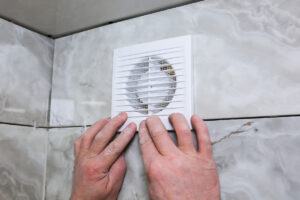 Instalace koupelnového ventilátoru, který pomáhá odvádět vlhký vzduch a snižovat riziko vzniku plísní.
