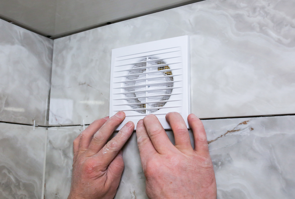 Instalace koupelnového ventilátoru, který pomáhá odvádět vlhký vzduch a snižovat riziko vzniku plísní.