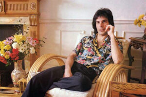 Freddie Mercury odpočívá ve svém londýnském domě Garden Lodge, který si zařídil podle vlastních představ.