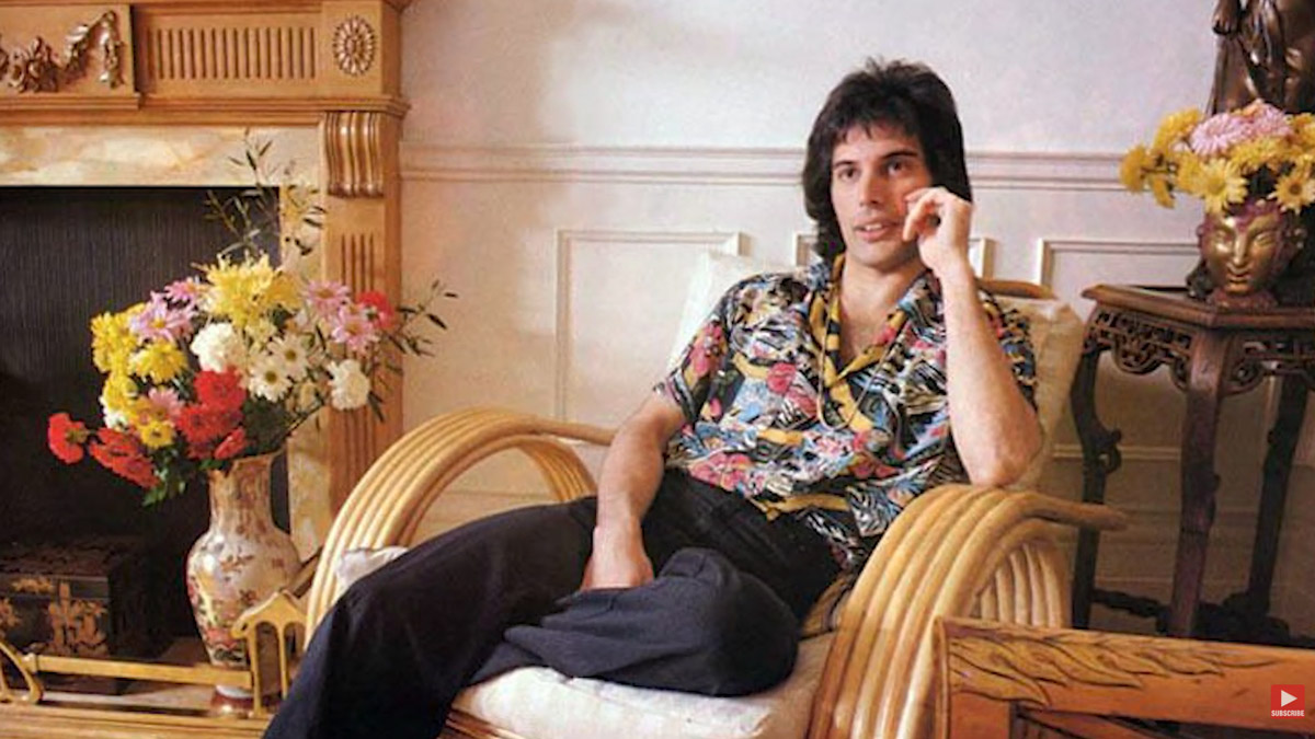 Freddie Mercury odpočívá ve svém londýnském domě Garden Lodge, který si zařídil podle vlastních představ.