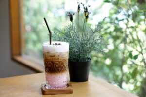 Vrstvené ledové bumblebee cappuccino s malinami vytváří efektní letní kávový dezert.