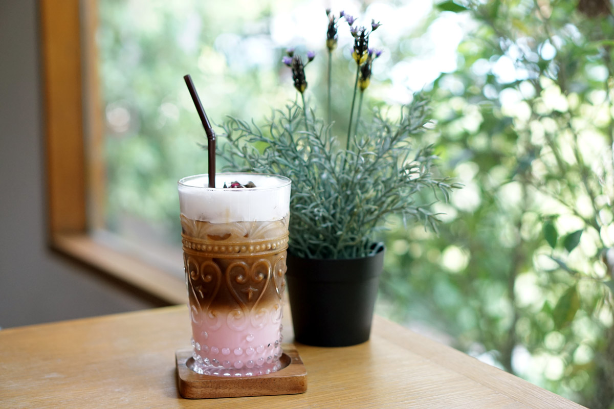 Vrstvené ledové bumblebee cappuccino s malinami vytváří efektní letní kávový dezert.