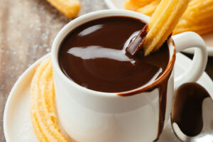 Křupavé churros se podávají s hustou horkou čokoládou určenou k namáčení.