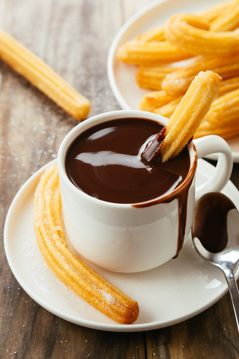 Křupavé churros se podávají s hustou horkou čokoládou určenou k namáčení.
