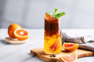 Cold brew s pomerančem a mátou je jemná ledová káva s ovocnou a svěží chutí.