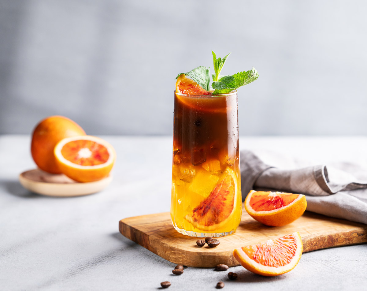Cold brew s pomerančem a mátou je jemná ledová káva s ovocnou a svěží chutí.