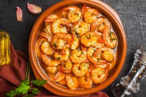Krevety gambas al ajillo jsou připravené na olivovém oleji s česnekem, chilli a petrželkou.