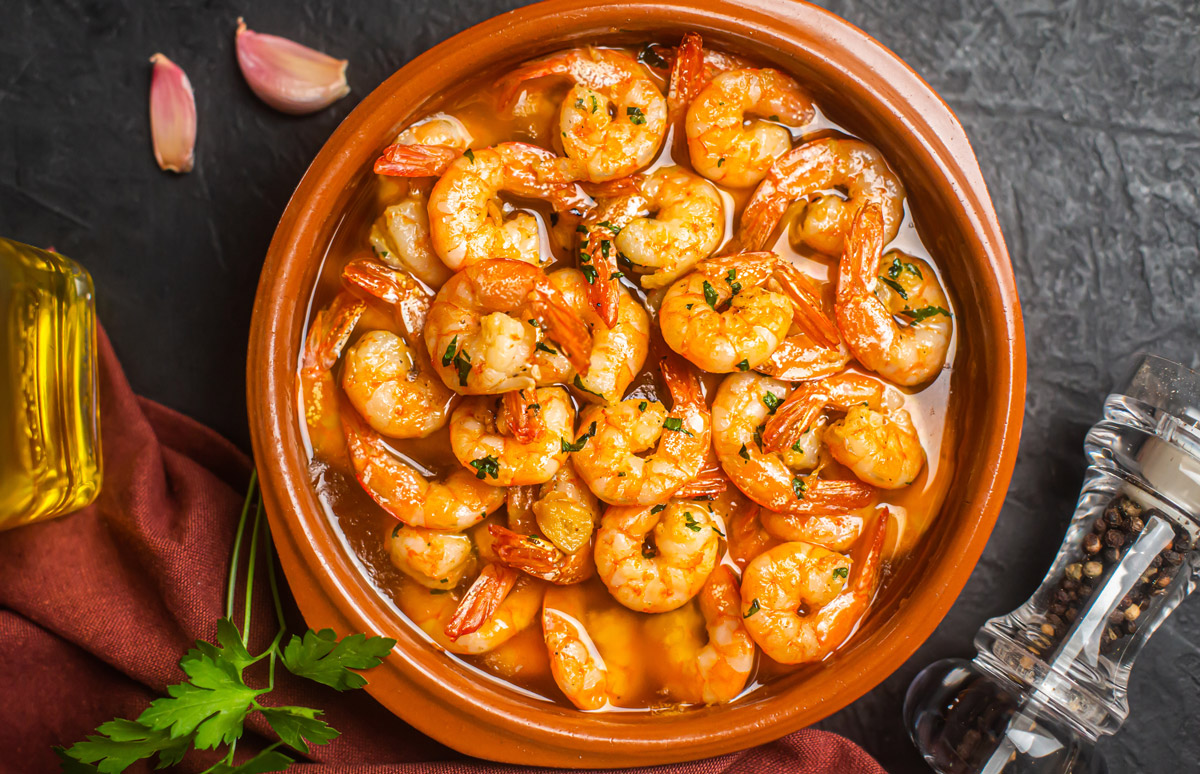 Krevety gambas al ajillo jsou připravené na olivovém oleji s česnekem, chilli a petrželkou.