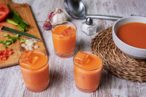 Studené gazpacho podávané ve skleničkách příjemně osvěží během horkých letních dnů.