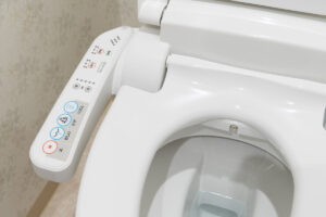 Elektronická bidetová toaleta nabízí automatické omývání, vyhřívané sedátko i další funkce pro vyšší komfort.